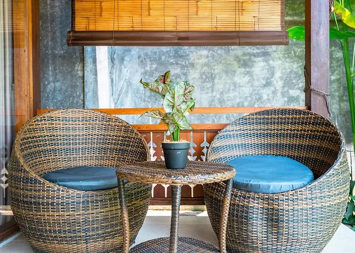 Warm Wooden Tropical With Pool *